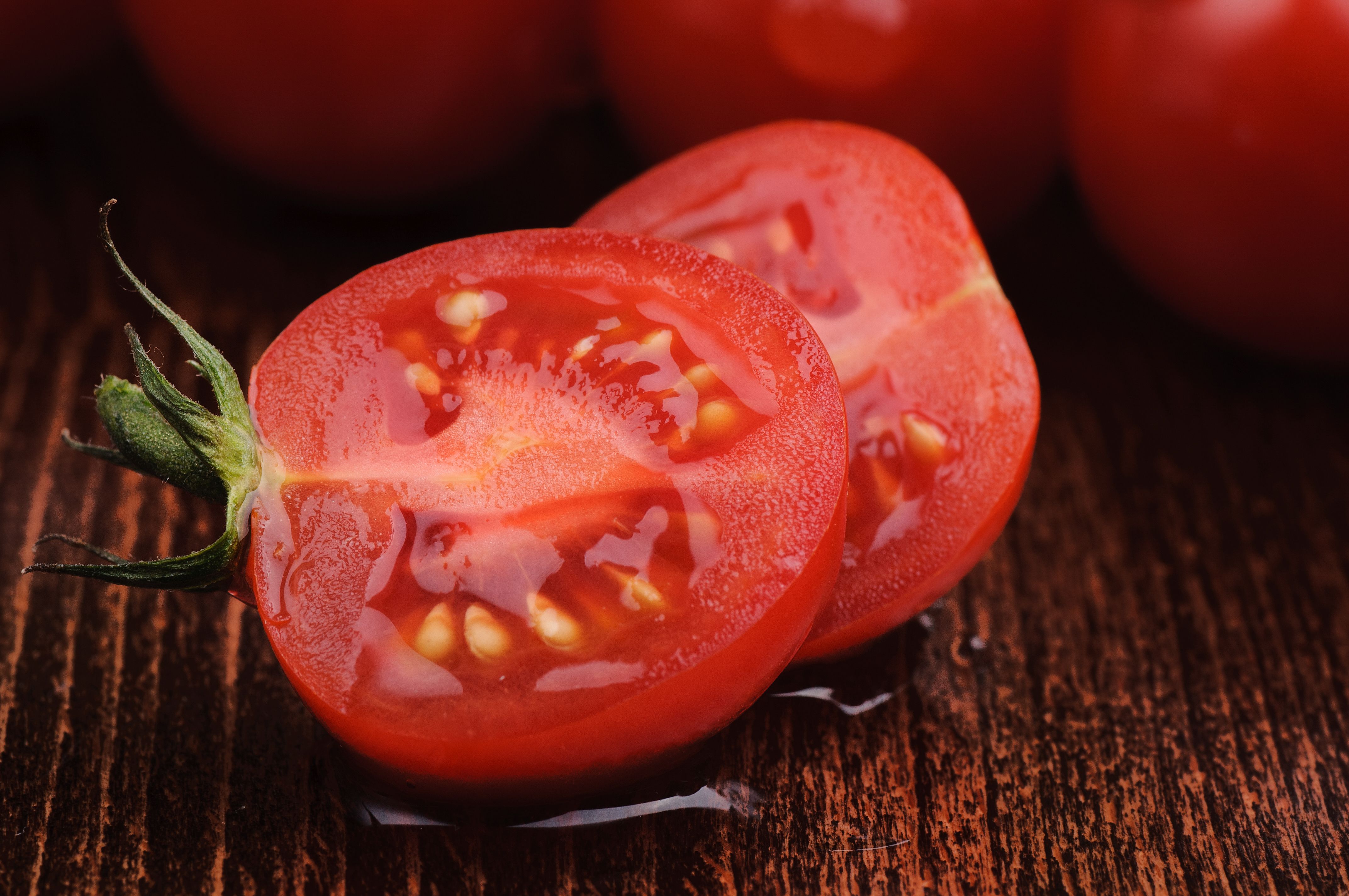 Tomate partido a la mitad con sus semillas y mucílago visibles